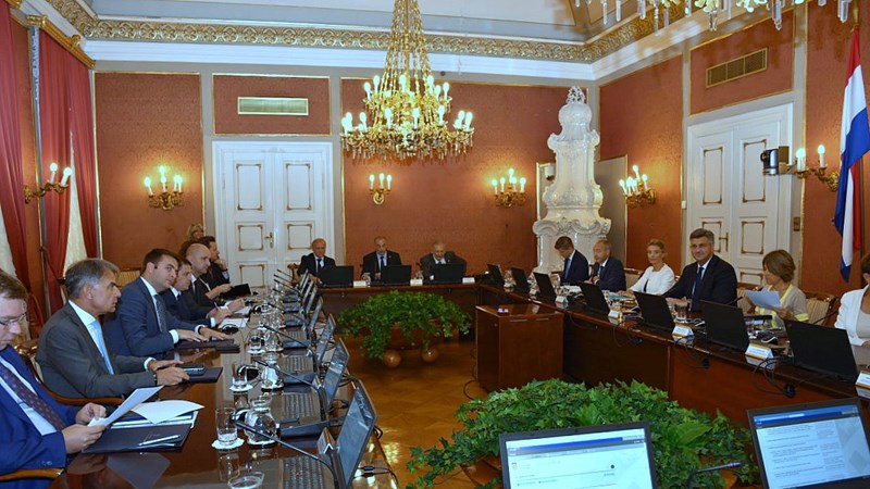 Sjednica: Vlada povećala osnovicu plaće za 2 posto zaposlenima u javnim službama 